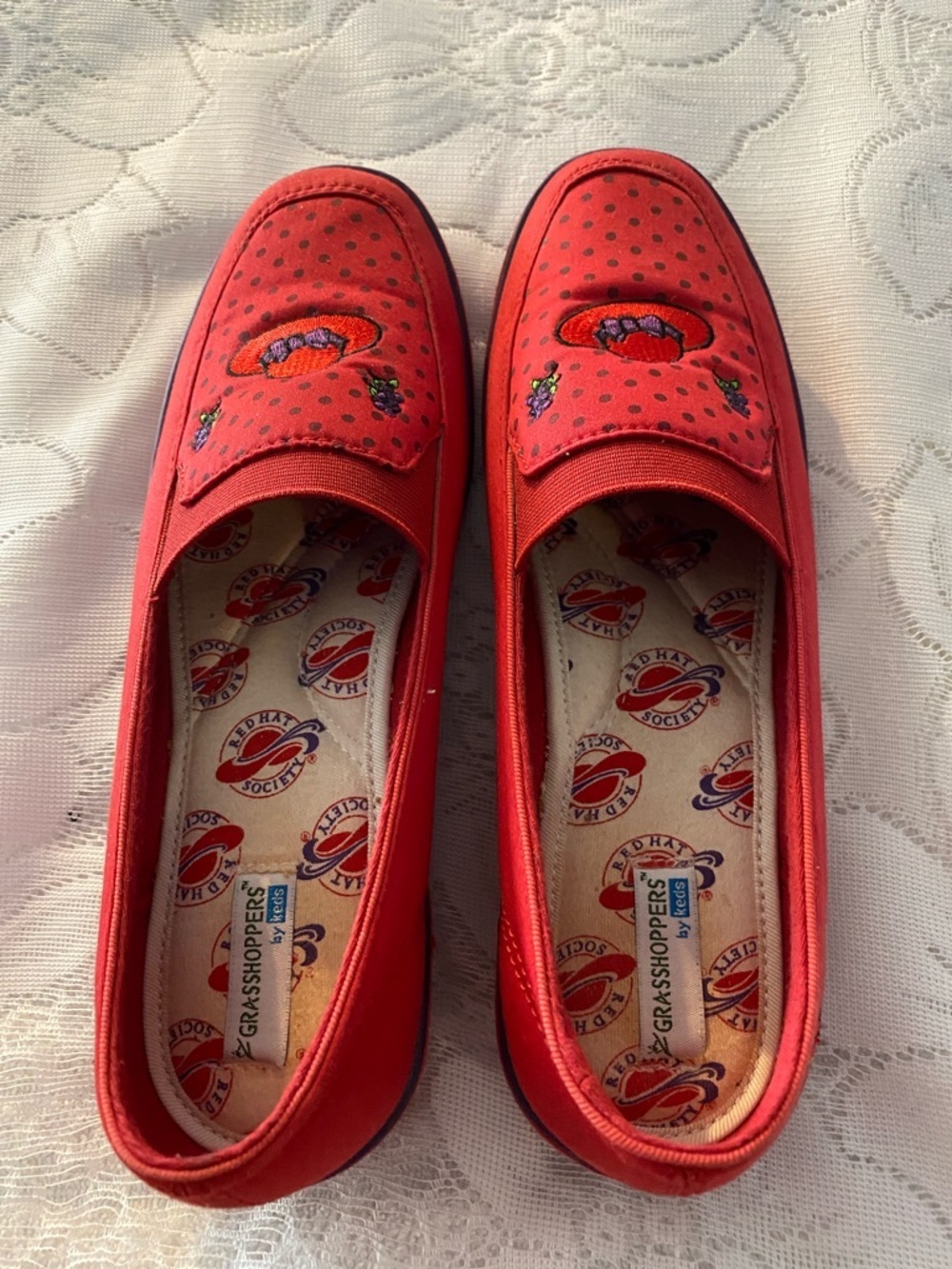 Grasshoppers Red Embroidered Slip-On Wedges Size 8.5 Comfy Red Hat Society